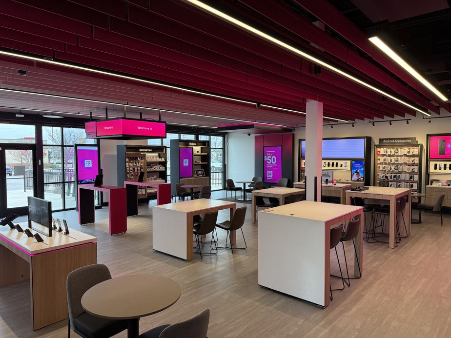  Interior photo of T-Mobile Store at Illinois & Lincoln Hwy, Fairview Heights, IL 