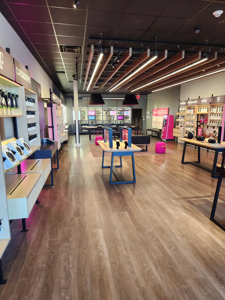 Foto del interior de la tienda T-Mobile en Plaza Prados Del Sur, Santa Isabel, PR