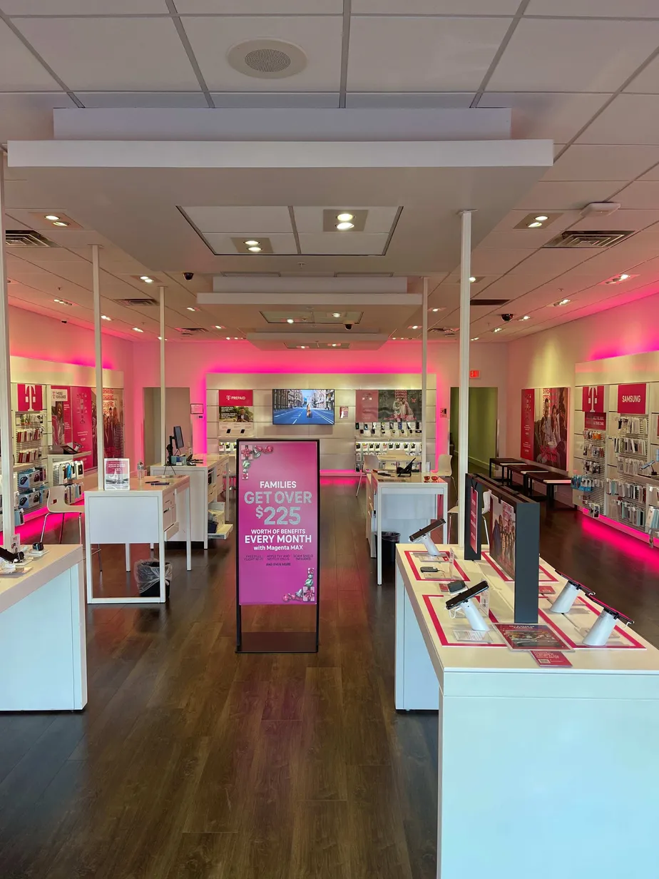 Foto del interior de la tienda T-Mobile en Shoppes of Wyomissing, Wyomissing, PA