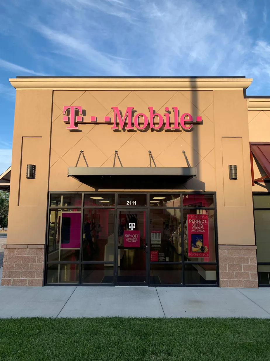 Exterior photo of T-Mobile store at 4th & Marion, Leavenworth, KS