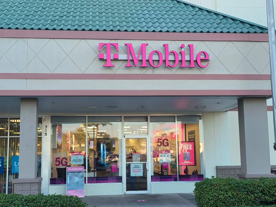 Exterior photo of T-Mobile store at N 14th St & Sunshine Ave, Leesburg, FL