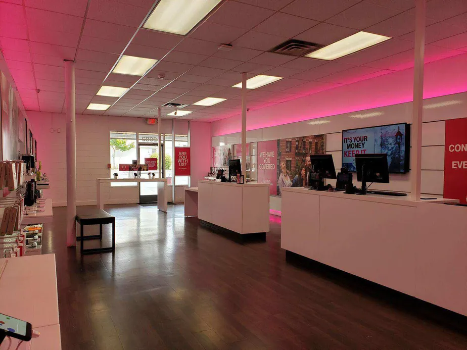 Foto del interior de la tienda T-Mobile en Nevada City Hwy & W Olympia Dr, Grass Valley, CA