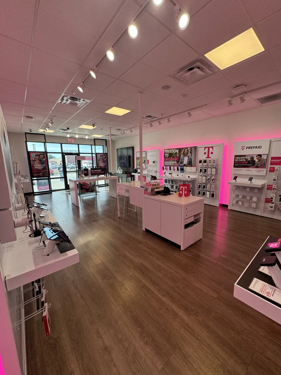  Interior photo of T-Mobile Store at US 169 & Hospital Dr, Smithville, MO 