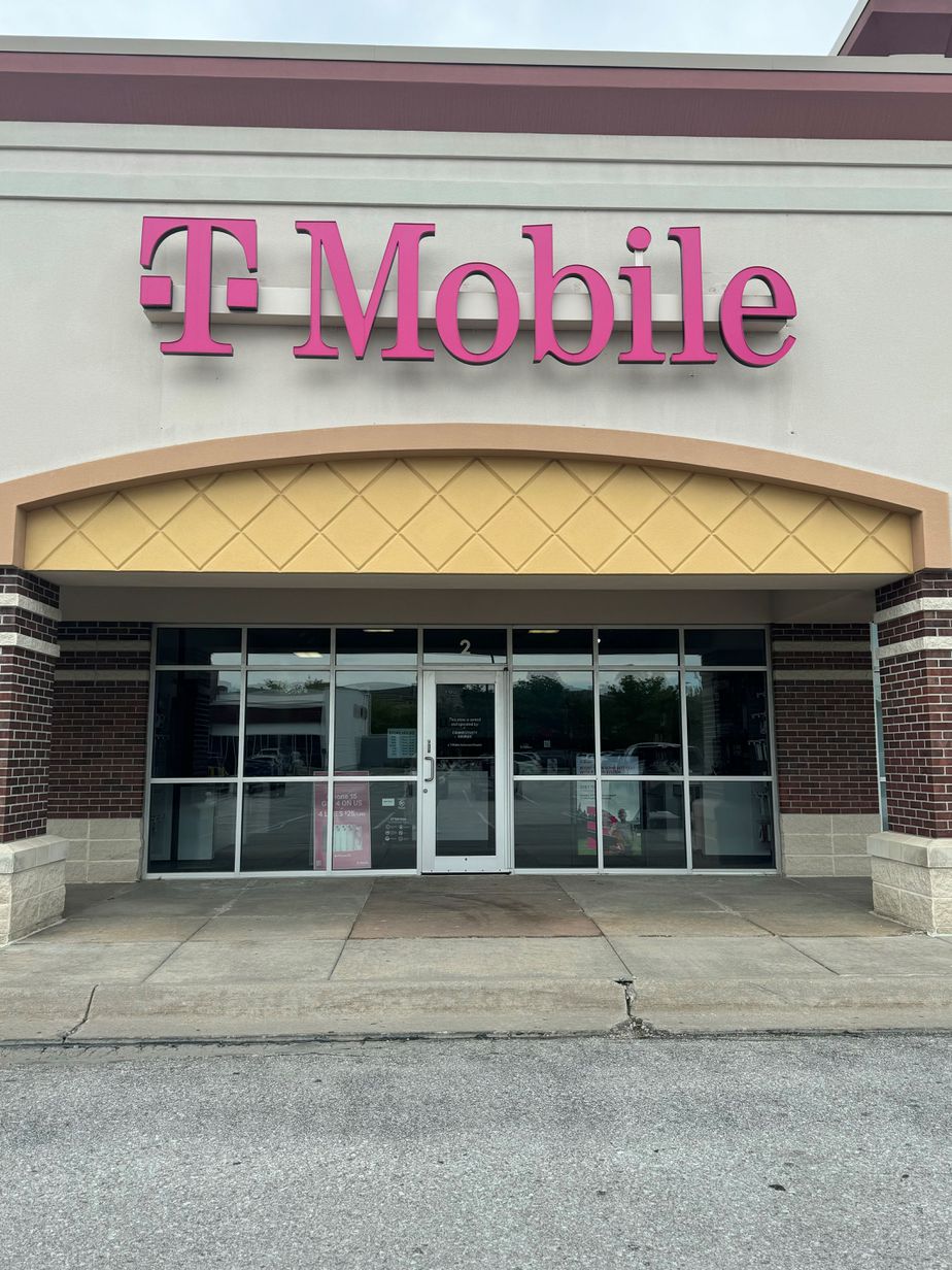 Exterior photo of T-Mobile Store at Wright St & S 177th St, Omaha, NE