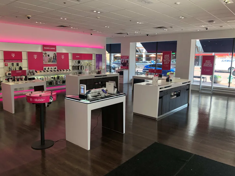 Foto del interior de la tienda T-Mobile en Washington St & Meridian St, Indianapolis, IN