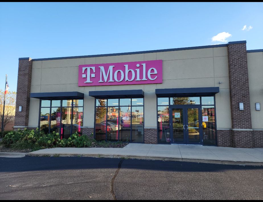 Exterior photo of T-Mobile Store at Dodge St & Wacker Dr, Dubuque, IA