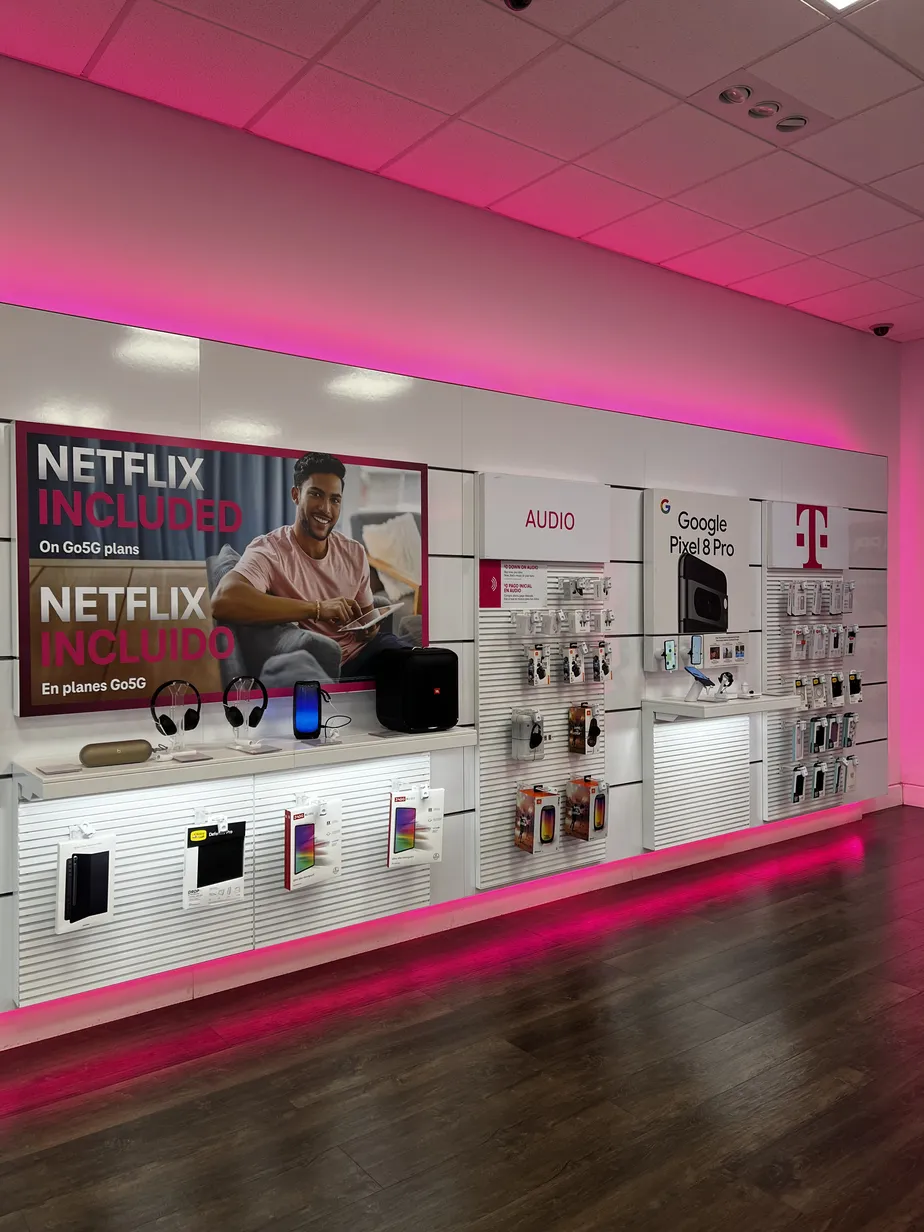  Interior photo of T-Mobile Store at Prescott Plaza, Kansas City, KS 