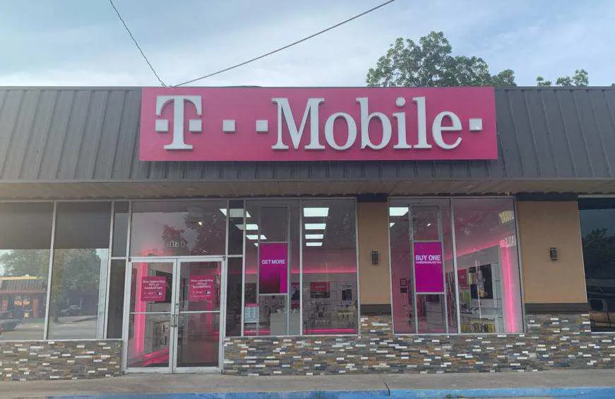  Exterior photo of T-Mobile store at 7th St & Cypress Ave, Bay City, TX 