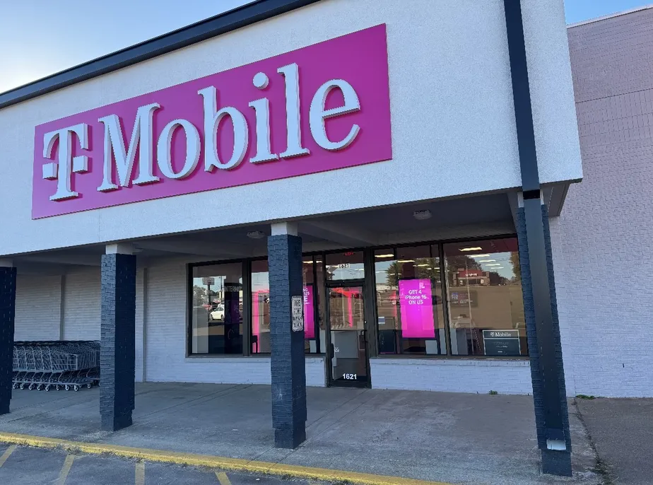 Foto del exterior de la tienda T-Mobile en Delaware & Hart, McComb, MS