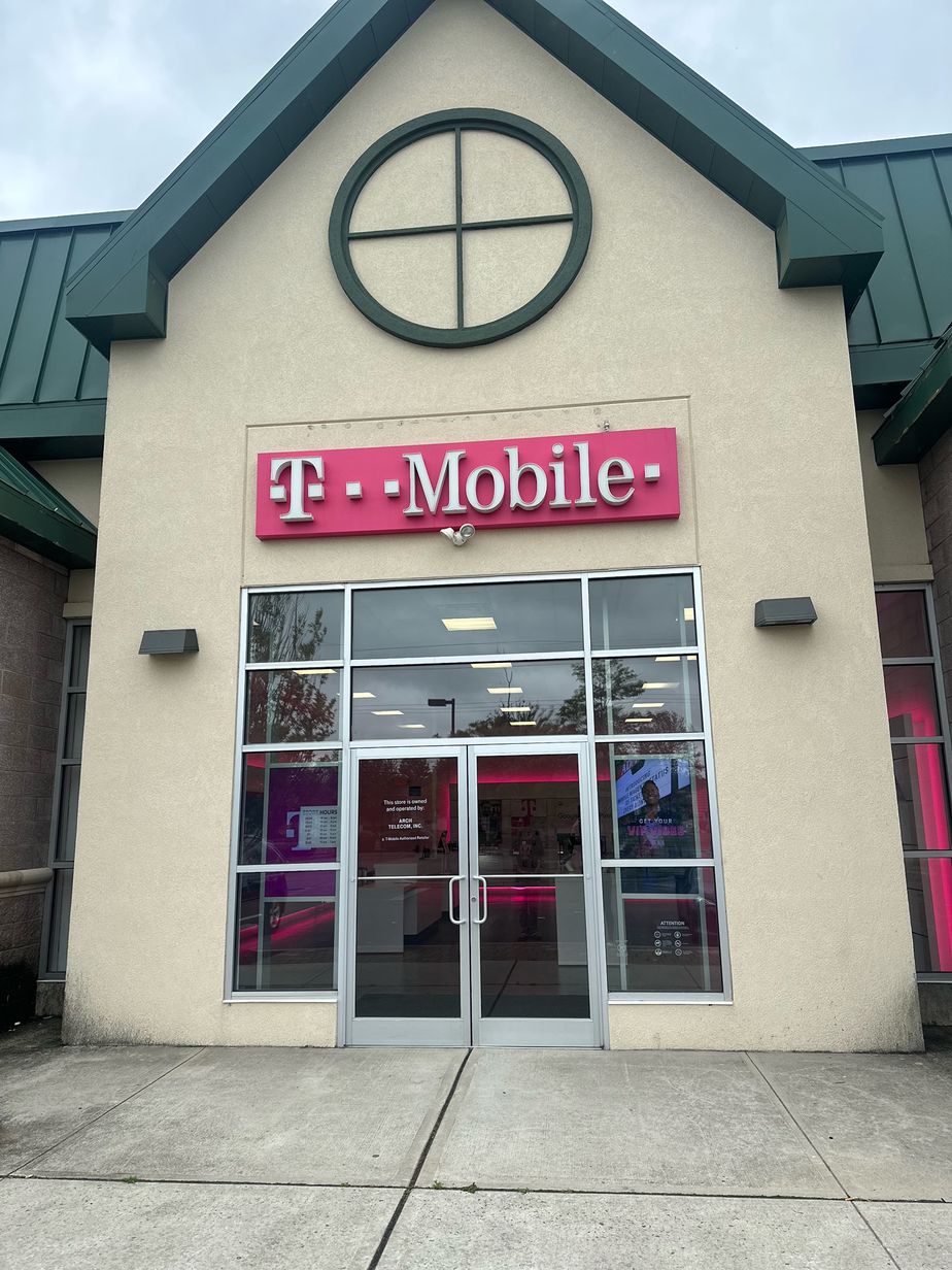Exterior photo of T-Mobile Store at US-130 & Maple Stream Rd, East Windsor, NJ