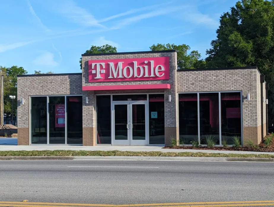  Exterior photo of T-Mobile Store at Noble & 3rd, Williston, FL 