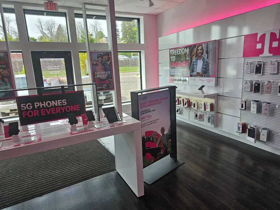 Foto del interior de la tienda T-Mobile en London Rd & 21st Ave, Duluth, MN