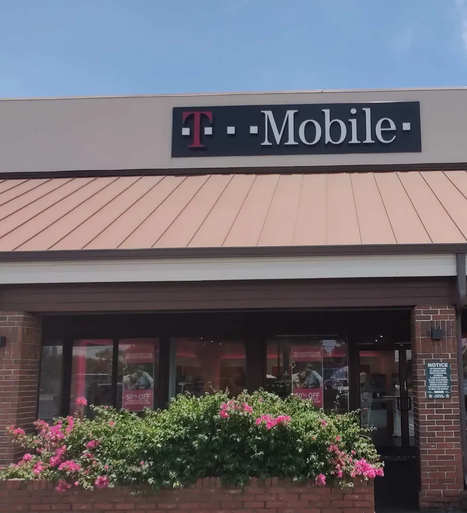 Exterior photo of T-Mobile store at Manatee Ave W & 59th St W, Bradenton, FL