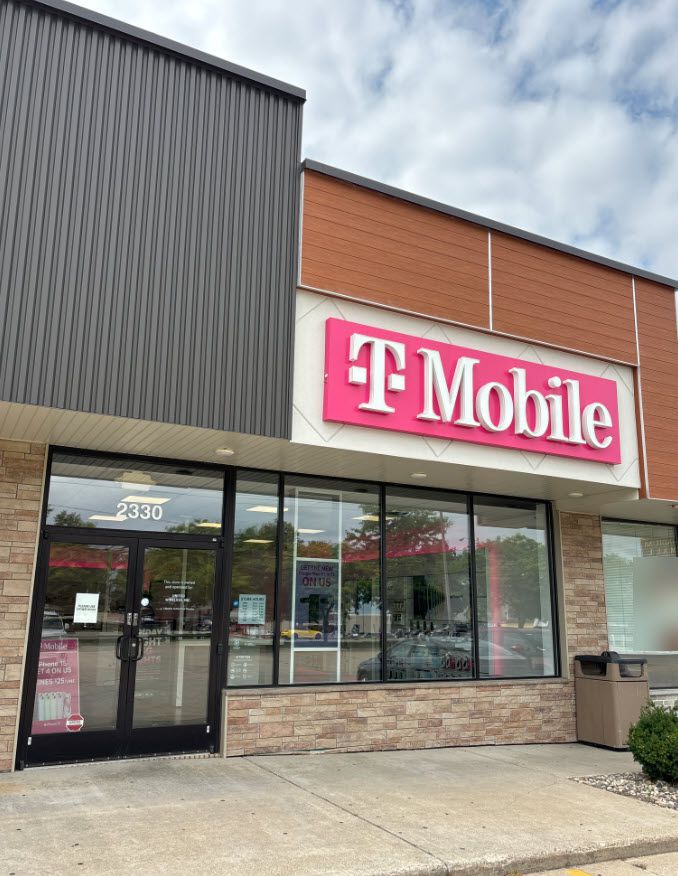 Exterior photo of T-Mobile Store at S Mission St & E Broomfield St, Mount Pleasant, MI