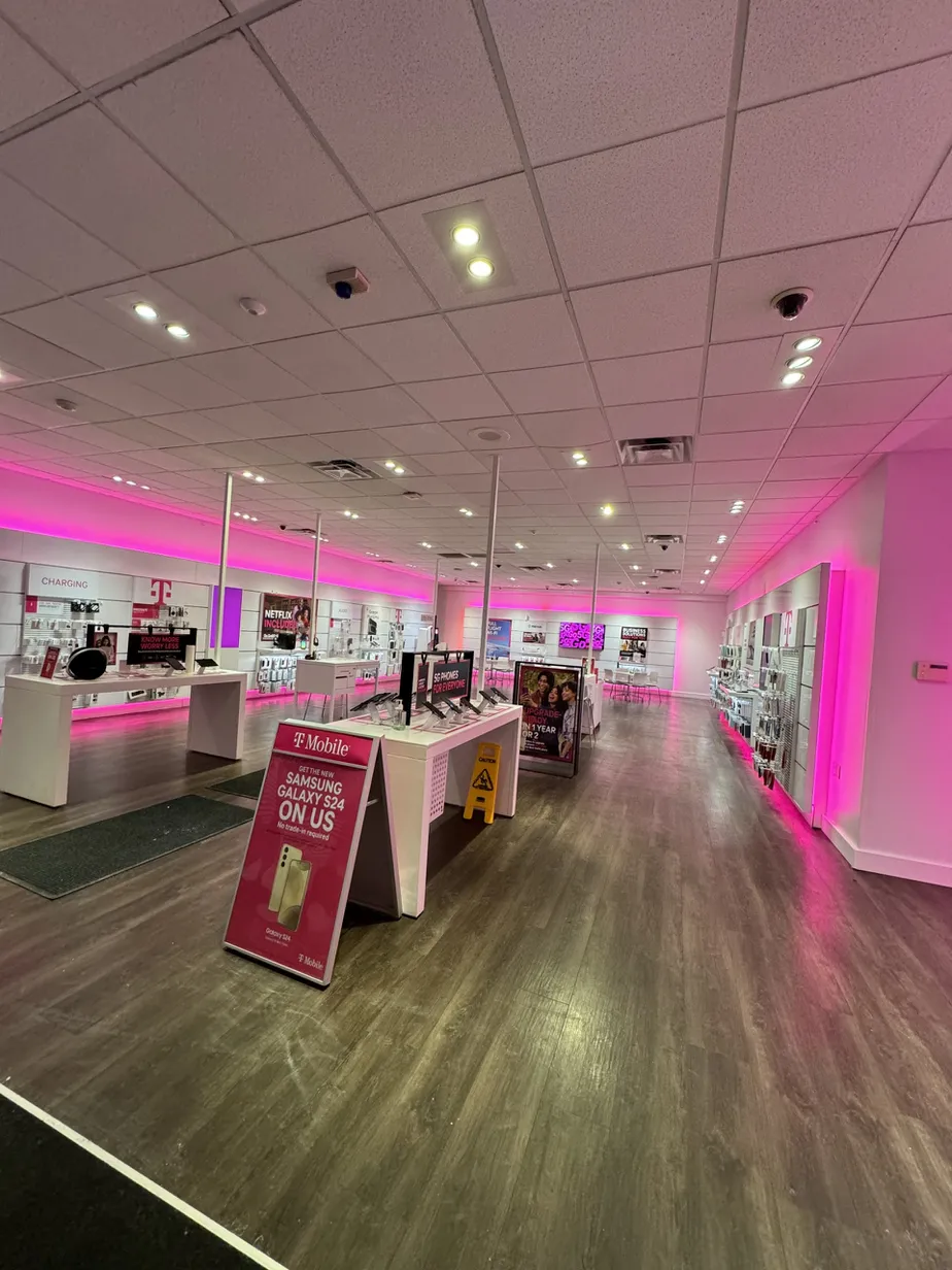  Interior photo of T-Mobile Store at Forest Ave & Barrett, Staten Island, NY 