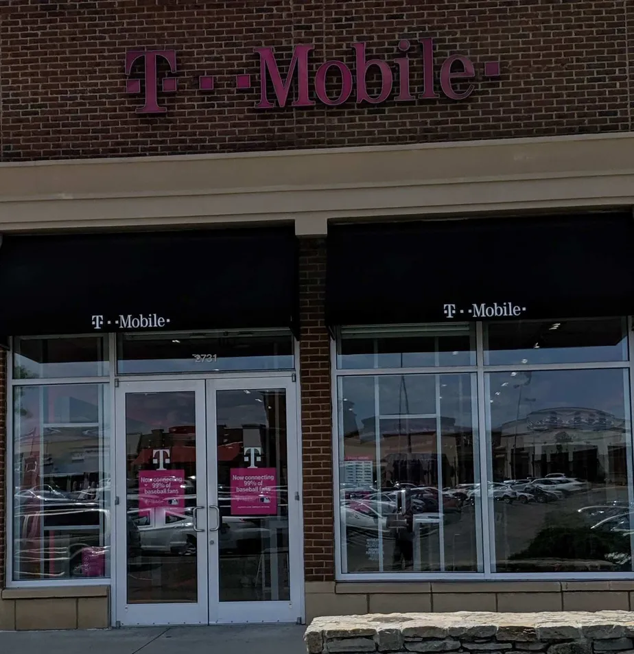 Exterior photo of T-Mobile store at Rookwood Commons, Cincinnati, OH