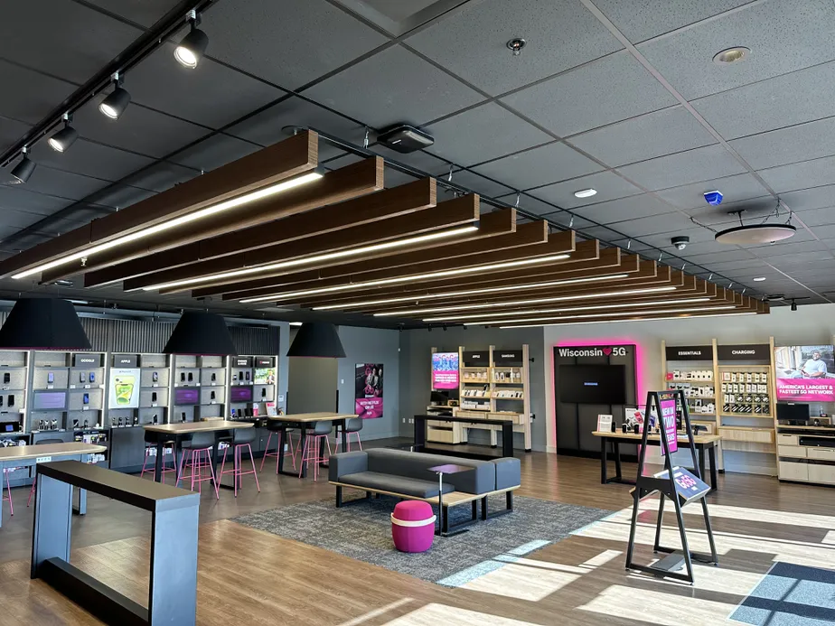Foto del interior de la tienda T-Mobile en S Oneida St & Willard Dr, Green Bay, WI