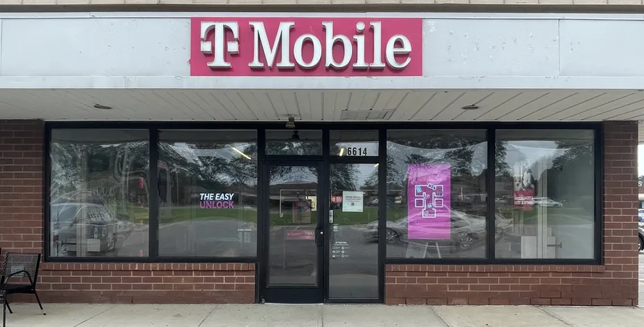 Exterior photo of T-Mobile Store at Sawmill Rd & Federated Blvd, Columbus, OH