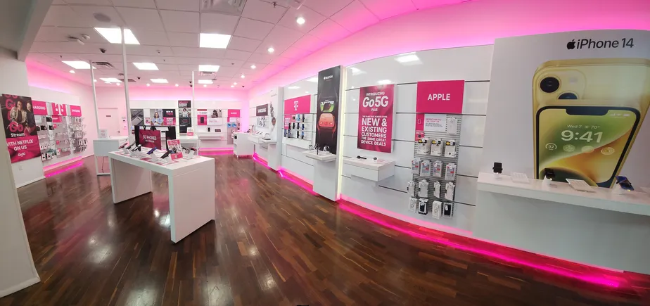Foto del interior de la tienda T-Mobile en Pembroke Lakes Mall, Pembroke Pines, FL