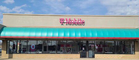 Exterior photo of T-Mobile Store at Hall Plaza, Chicago, IL