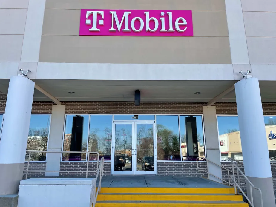 Foto del exterior de la tienda T-Mobile en Leesburg Pike & Tysons Square Ctr, Vienna, VA
