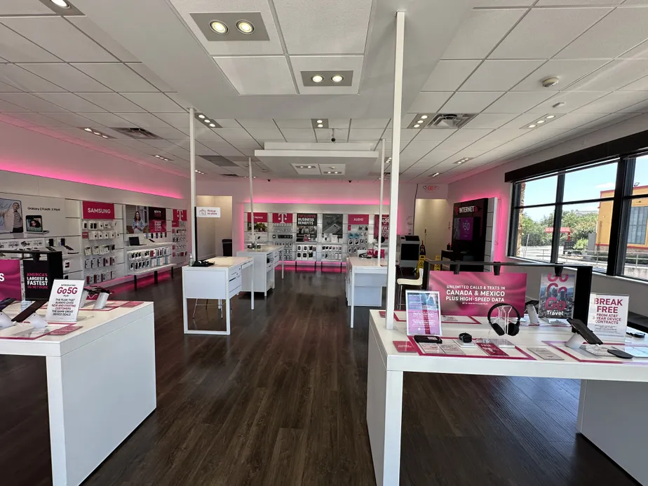 Foto del interior de la tienda T-Mobile en Loop 1604 & Blanco Rd, San Antonio, TX