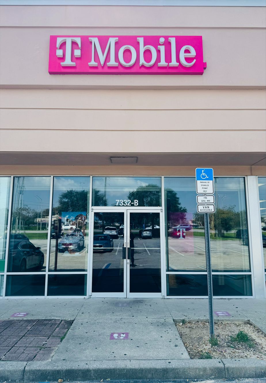 Exterior photo of T-Mobile Store at W Colonial Dr & Dorscher Rd, Orlando, FL