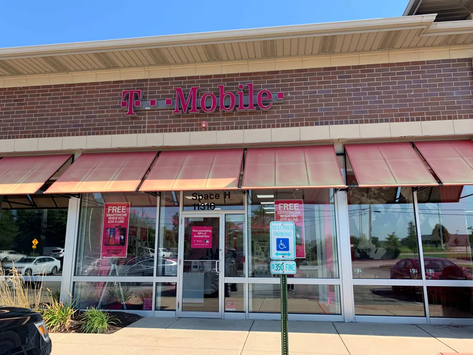 Exterior photo of T-Mobile store at Lincoln & Wolf 3, Mokena, IL