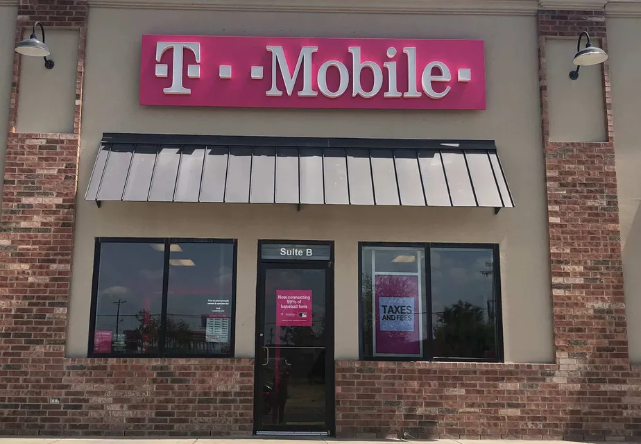 Foto del exterior de la tienda T-Mobile en S Cage Blvd & E Dicker Dr, Pharr, TX
