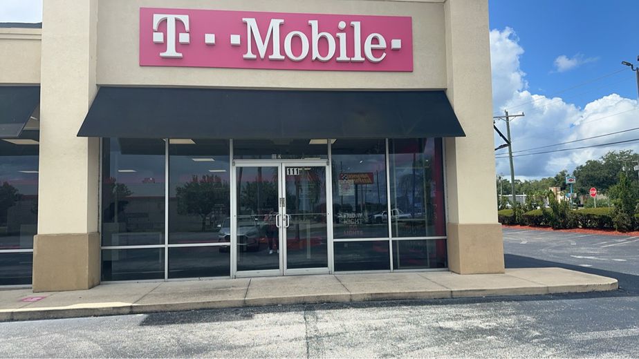 Exterior photo of T-Mobile Store at S Sr 19 & St Johns Ave, Palatka, FL