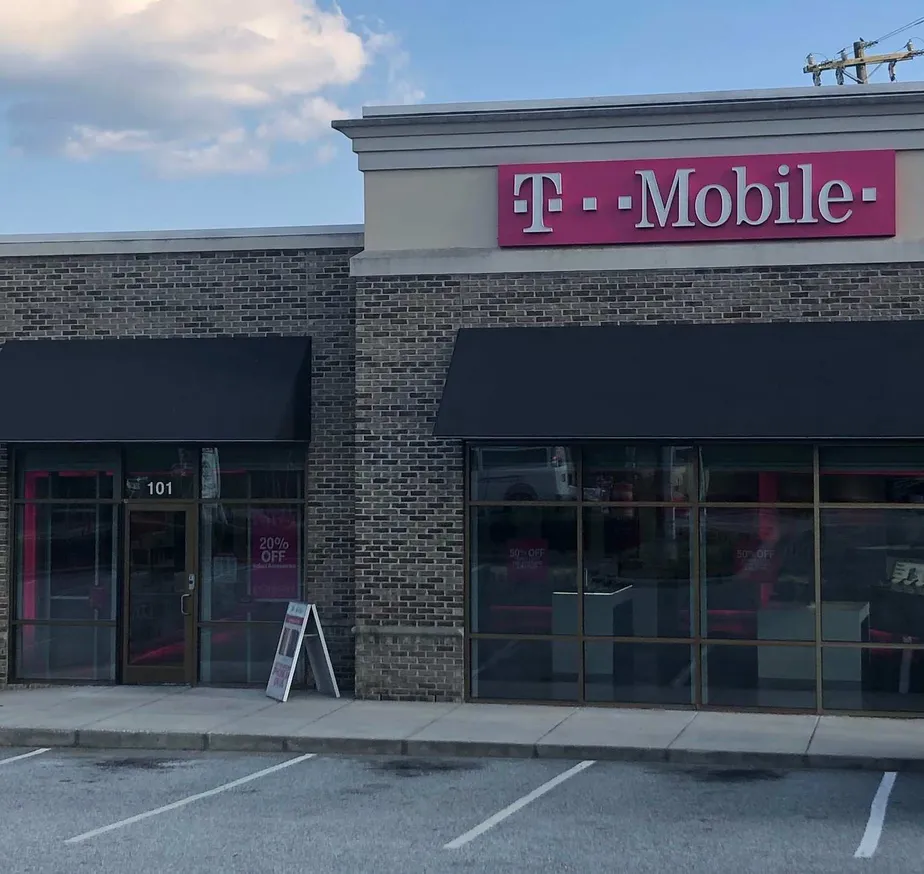 Foto del exterior de la tienda T-Mobile en West Wendover, Greensboro, NC