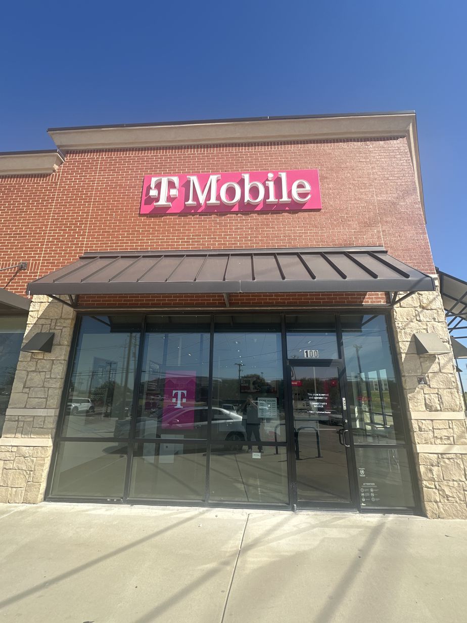 Exterior photo of T-Mobile Store at Clifford St & Loop 820, Ft Worth, TX