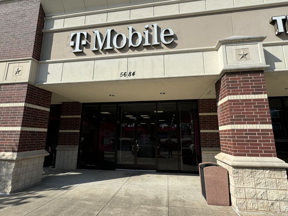 Exterior photo of T-Mobile Store at Hwy 6 & Riverstone, Missouri City, TX