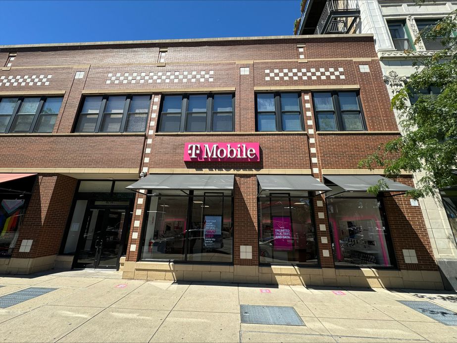 Exterior photo of T-Mobile Store at N Broadway & W Leland, Chicago, IL