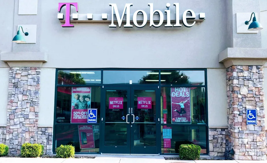 Foto del exterior de la tienda T-Mobile en 200 N & Kays, Kaysville, UT