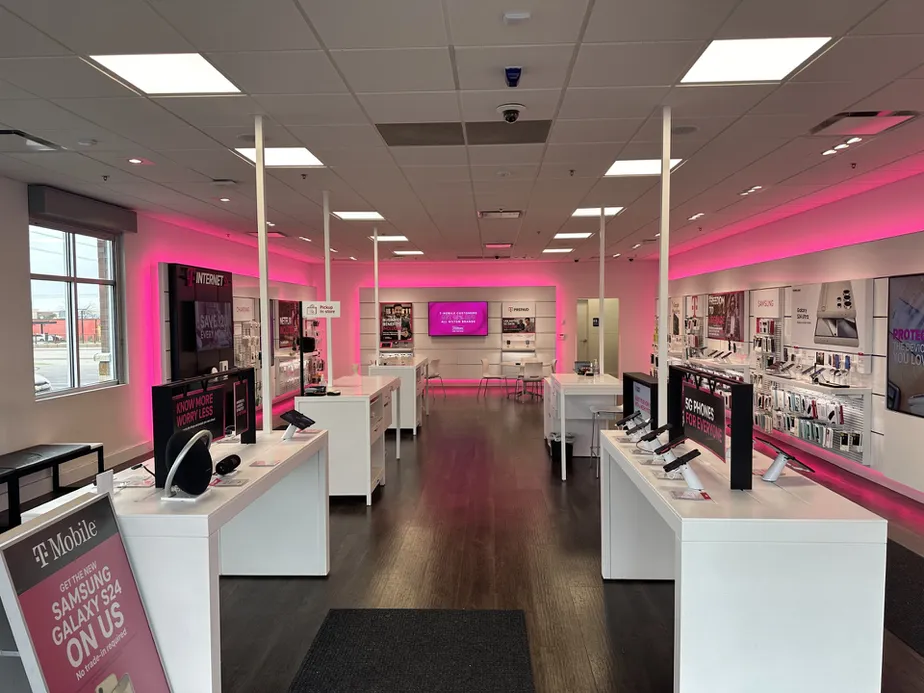 Foto del interior de la tienda T-Mobile en White Bear Ave & 694, Maplewood, MN