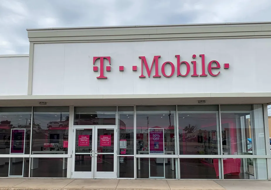 Exterior photo of T-Mobile store at Division & 33rd, St. Cloud, MN