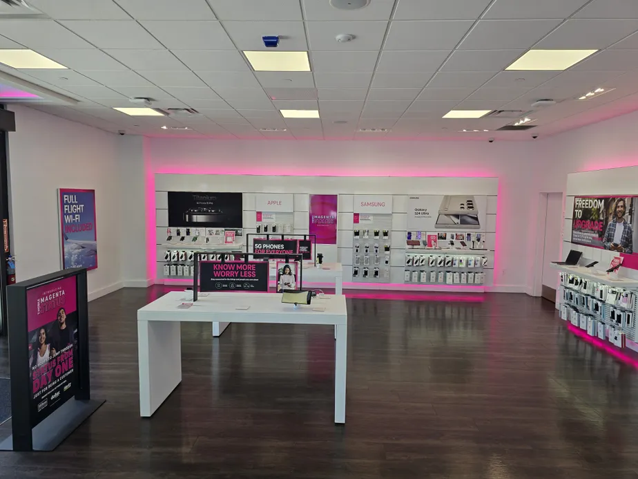 Foto del interior de la tienda T-Mobile en Lakewood & Carson, Long Beach, CA