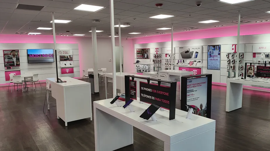  Interior photo of T-Mobile Store at N Rand Rd & E Dundee Rd, Palatine, IL 