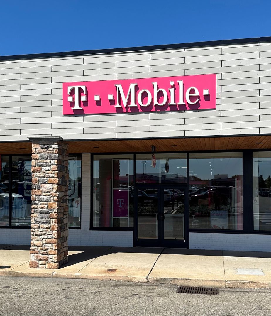 Exterior photo of T-Mobile Store at Sproul Rd & Lawrence Rd, Broomall, PA