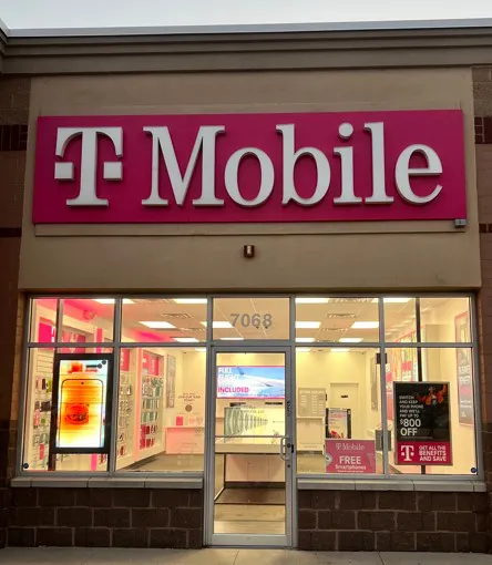  Exterior photo of T-Mobile Store at Mannheim Rd & Greco Ln, Rosemont, IL 