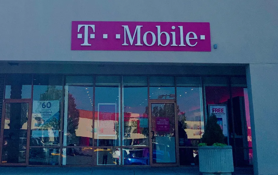 Foto del exterior de la tienda T-Mobile en Fair City Mall, Fairfax, VA