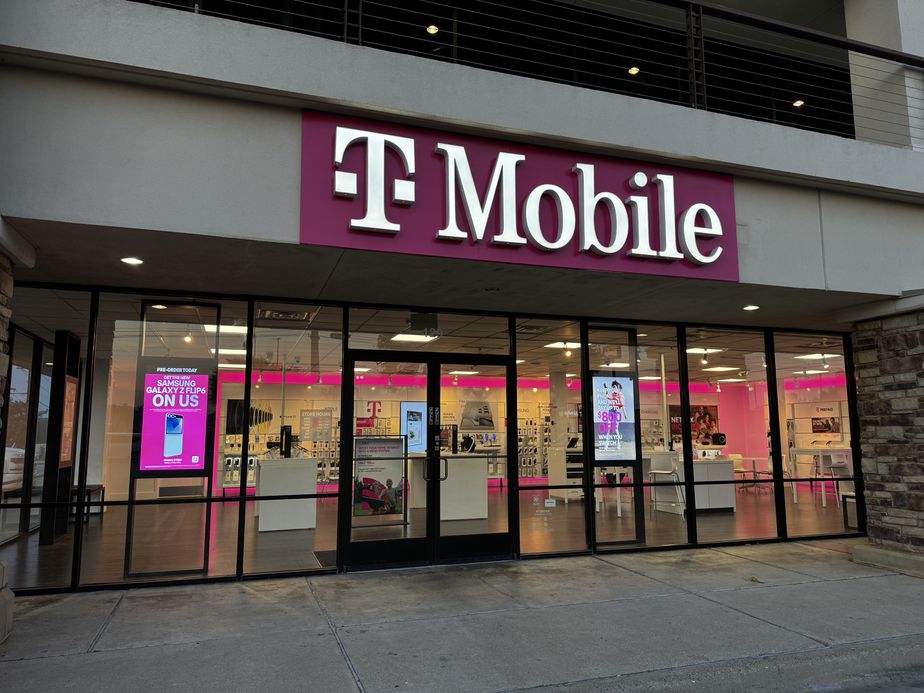 Exterior photo of T-Mobile Store at Rufe Snow & Dick Lewis, North Richland Hills, TX