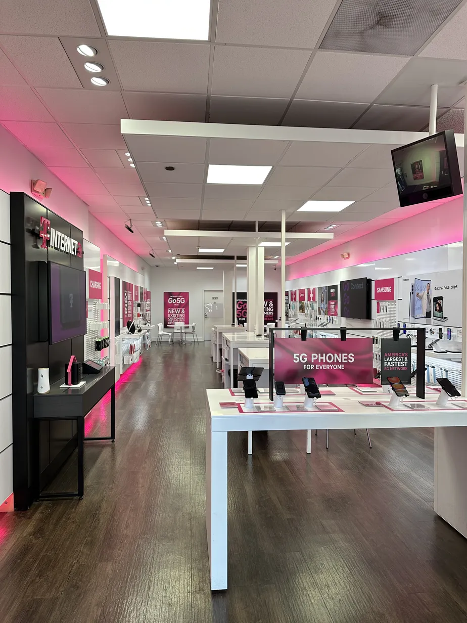 Foto del interior de la tienda T-Mobile en Brown & Stewart, Dayton, OH