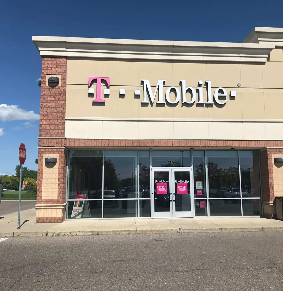  Exterior photo of T-Mobile store at Metropolitan Pkwy & Dequindre, Sterling Heights, MI 