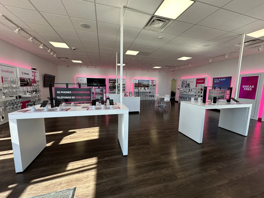 Foto del interior de la tienda T-Mobile en La Placita de Luna, Deming, NM