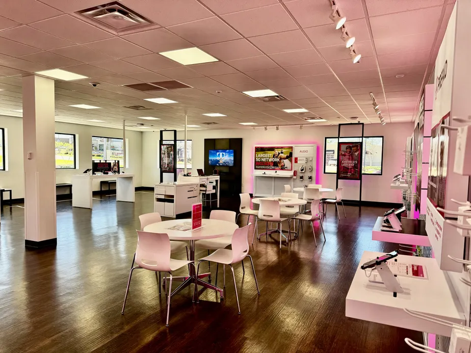  Interior photo of T-Mobile Store at S Siwell Rd & Byram Dr, Byram, MS 