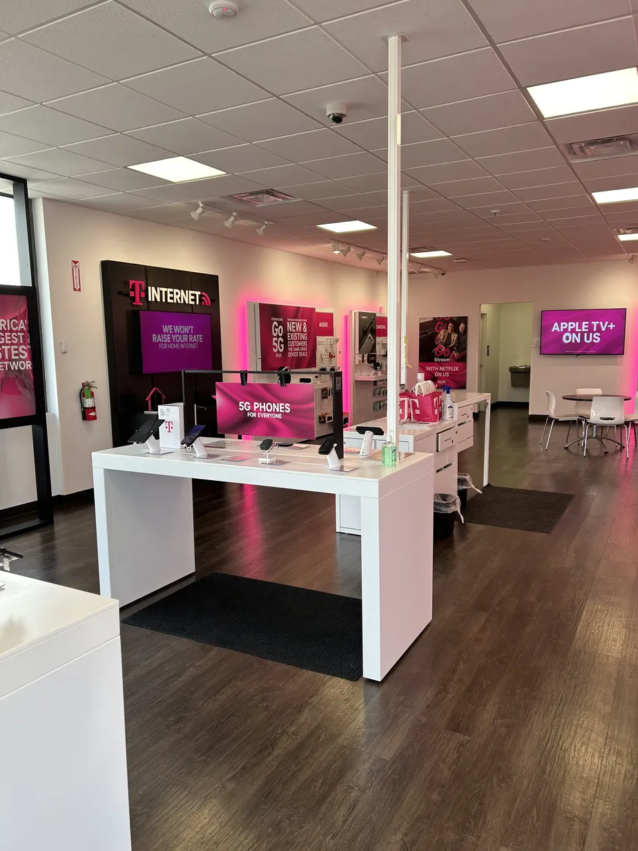 Foto del interior de la tienda T-Mobile en N Davis Ave & Industrial Pwky, Cleveland, MS