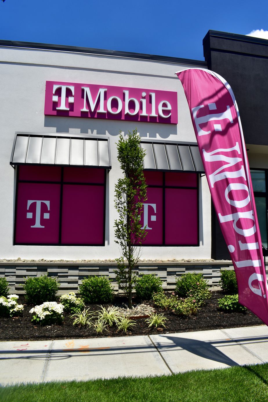  Exterior photo of T-Mobile Store at Northern & Manhasset Woods, Manhasset, NY 
