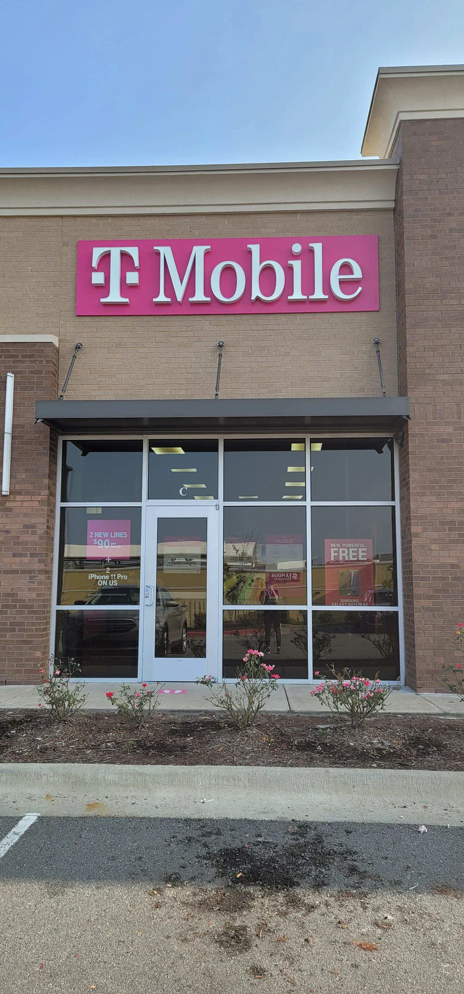 Exterior photo of T-Mobile store at Bass Pro Pkwy & Interstate 30, Little Rock, AR